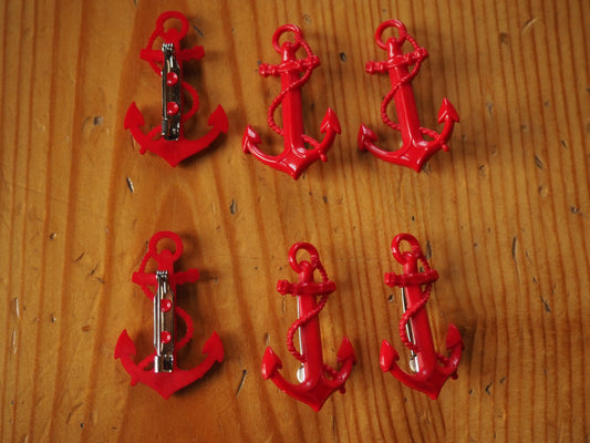 Punainen ankkuri rintaneula