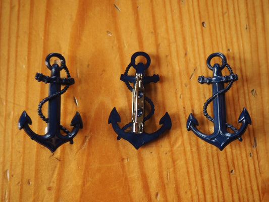 Tummansininen ankkuri rintaneula