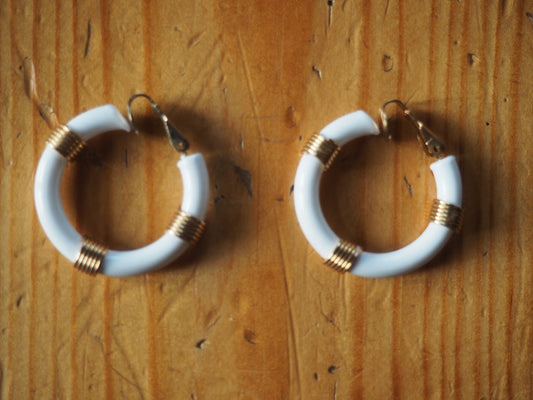 Valkoiset rengas klipsikorvakorut kultaisilla yksityiskohdilla