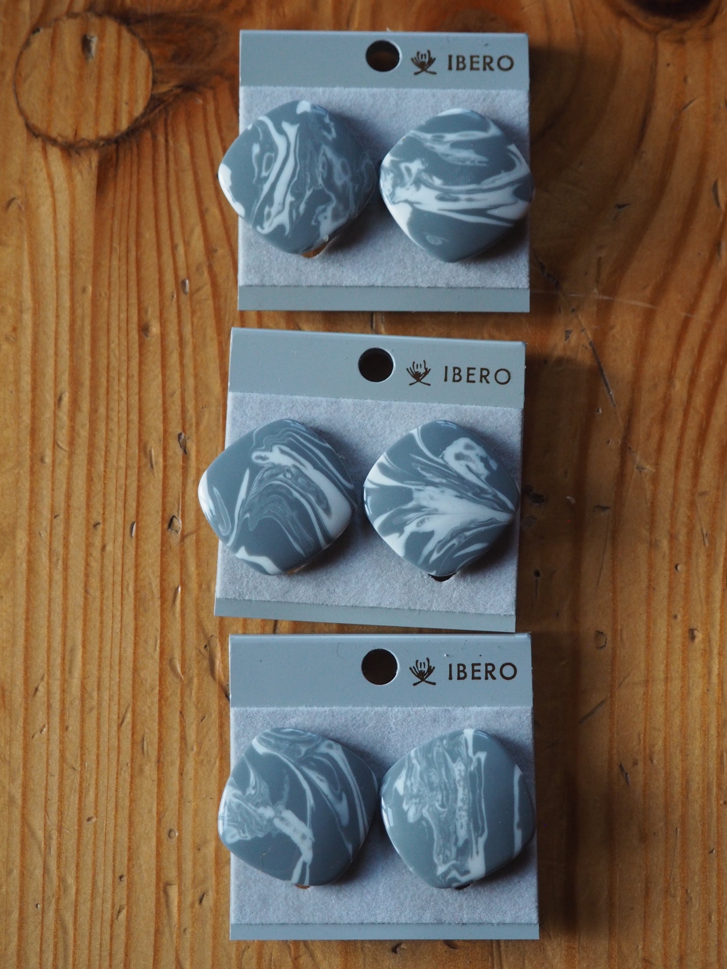 Harmaat marmoroidut kuviolliset klipsikorvakorut