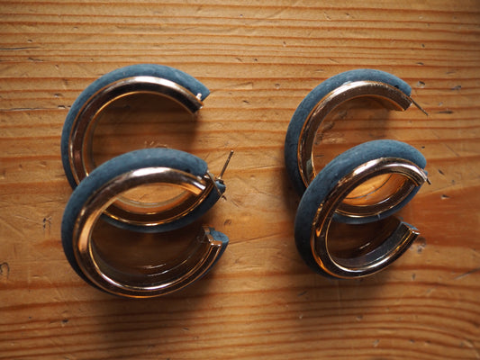 Kultaiset ja tummanharmaat läpi korvan rengaskorvakorut