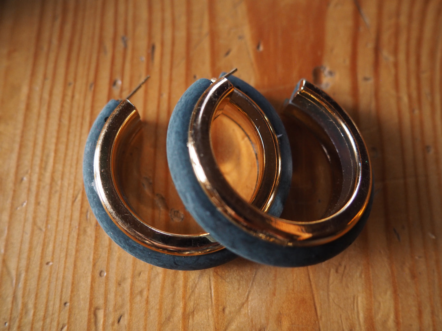 Kultaiset ja tummanharmaat läpi korvan rengaskorvakorut