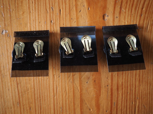 Mustat puolipallo klipsikorvakorut