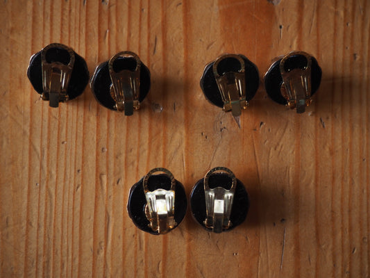 Kullansävyiset puolipallo klipsikorvakorut