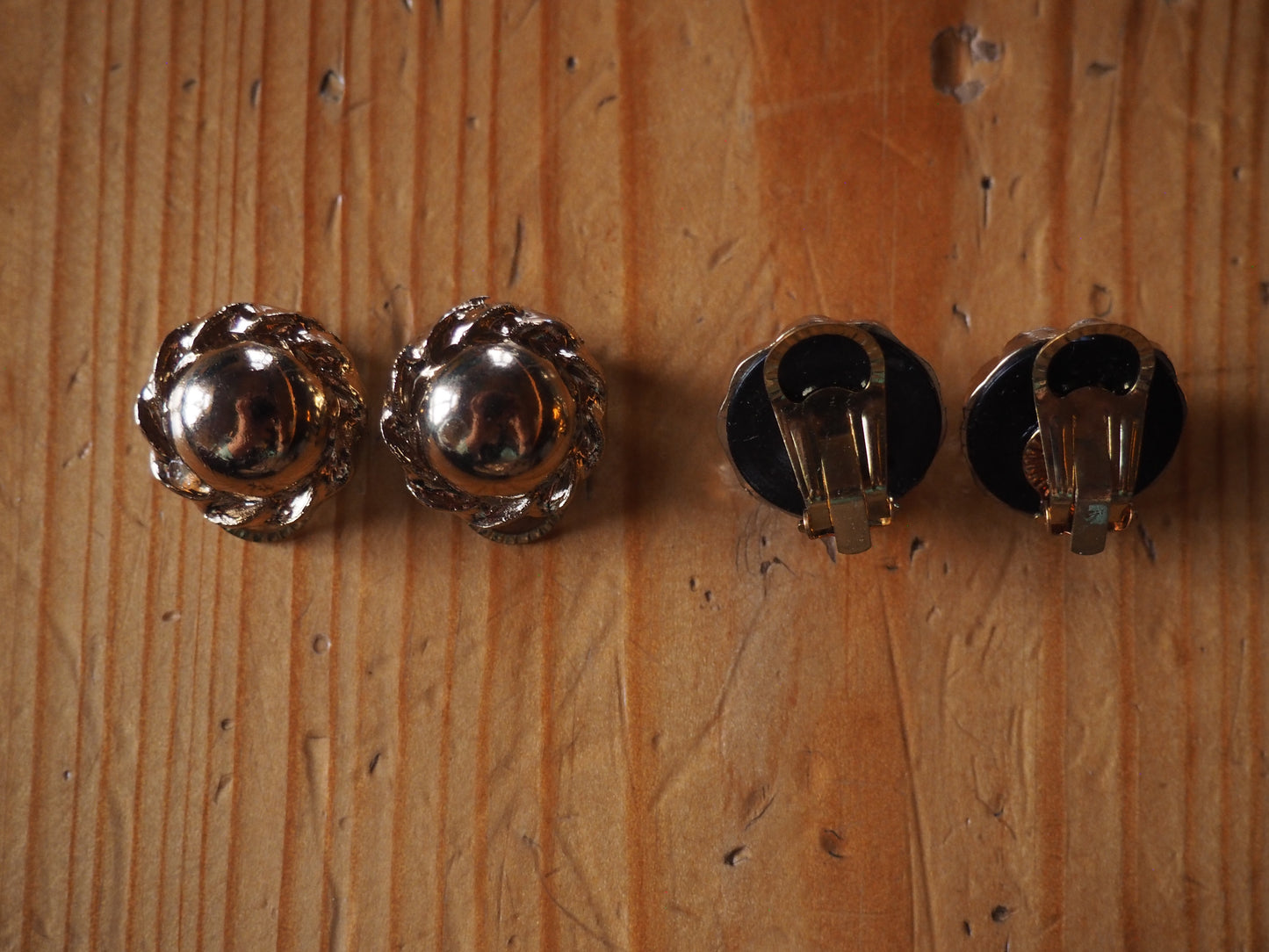 Kullansävyiset puolipallo klipsikorvakorut