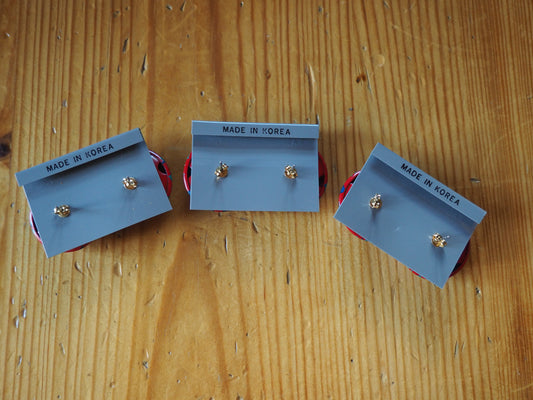 Moniväriset täplikkäät isot puolipallo läpi korvan korvakorut