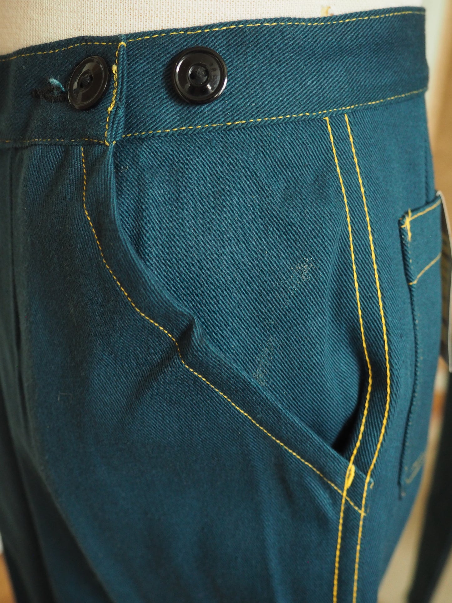 Vihreät farmarit käyttämätöntä vanhaa varastoa