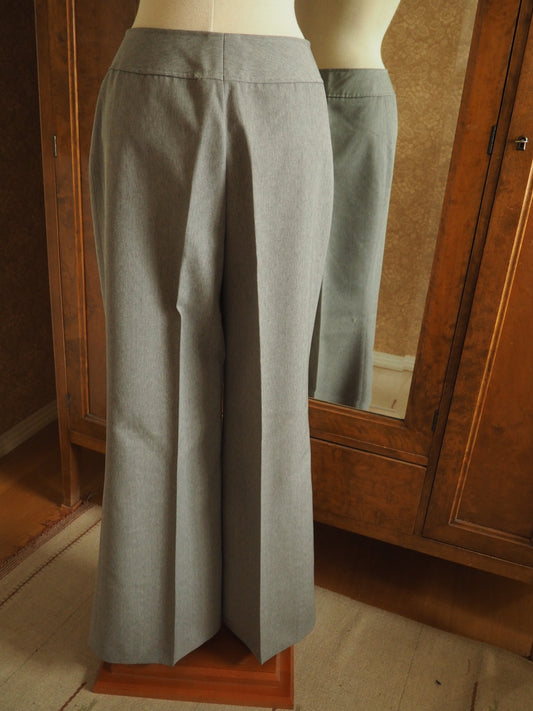 Vaalean harmaat leveälahkeiset housut käyttämätöntä vanhaa varastoa