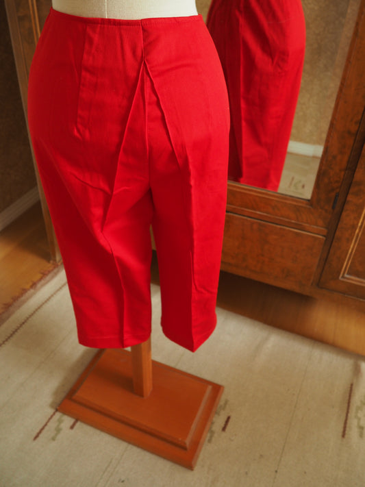 Punaiset vajaamittaiset housut