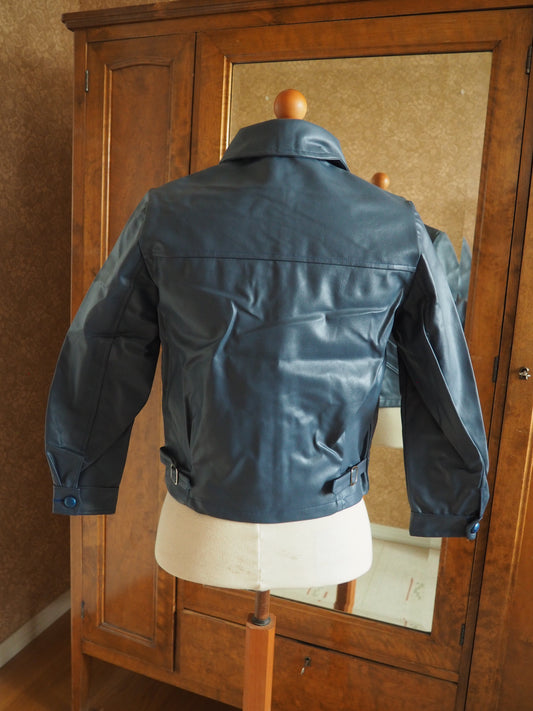 Siniharmaa kernitakki käyttämätöntä vanhaa varastoa