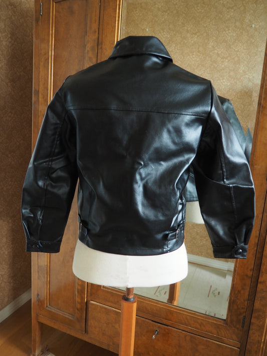 Musta kernitakki käyttämätöntä vanhaa varastoa