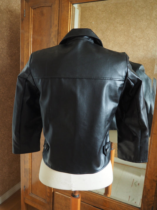 Musta kernitakki käyttämätöntä vanhaa varastoa