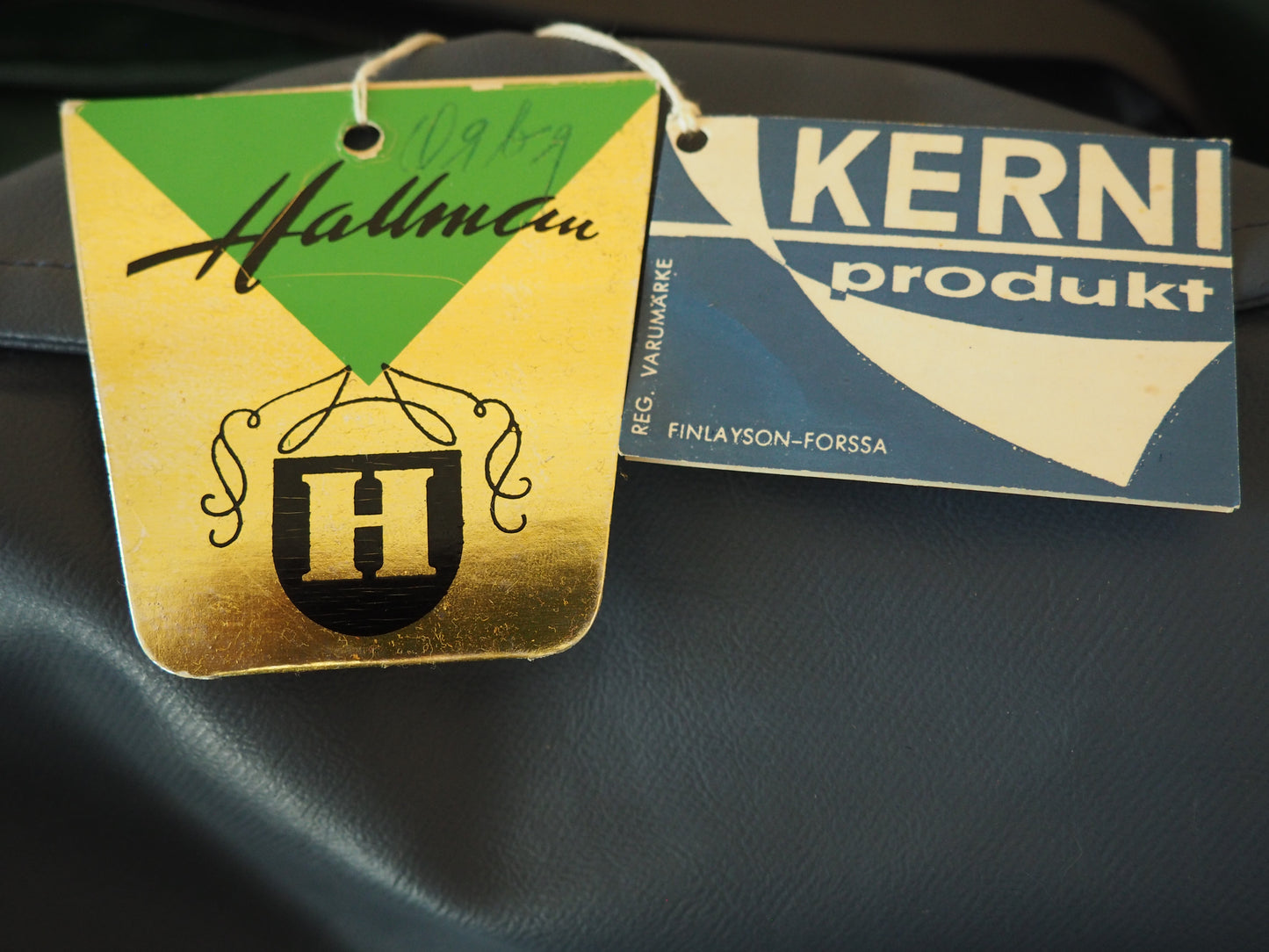 Siniharmaa kernitakki käyttämätöntä vanhaa varastoa