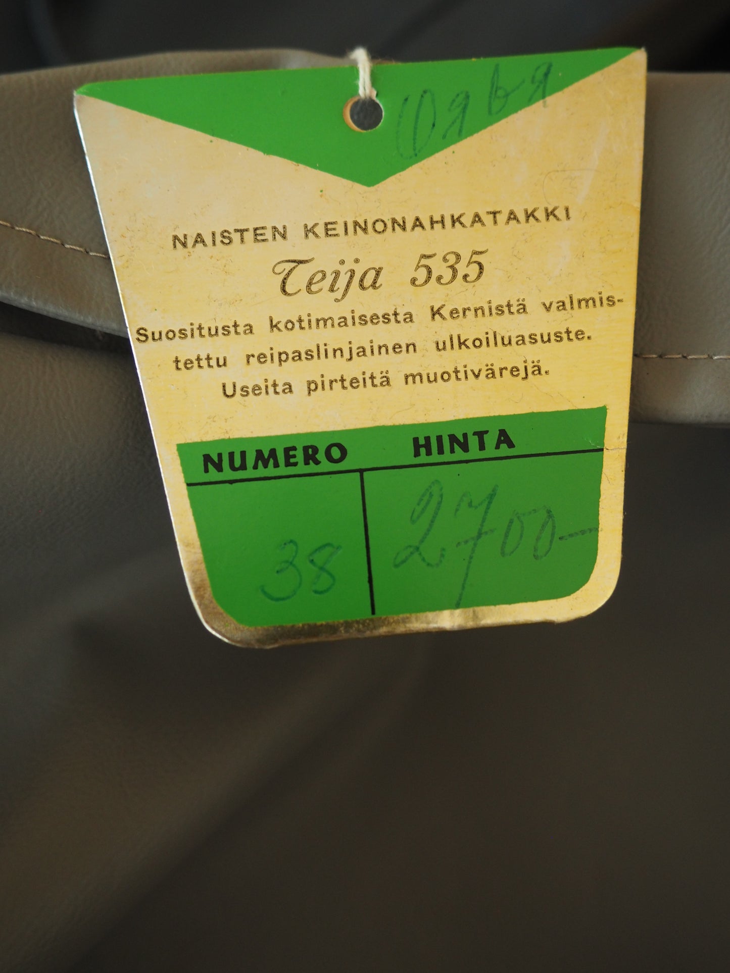 Vaaleanharmaa kernitakki käyttämätöntä vanhaa varastoa