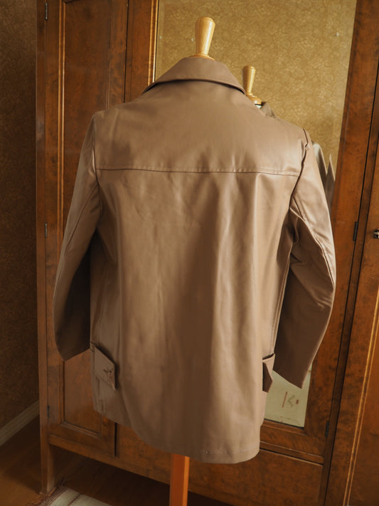 Vaaleanruskea kernitakki käyttämätöntä vanhaa varastoa