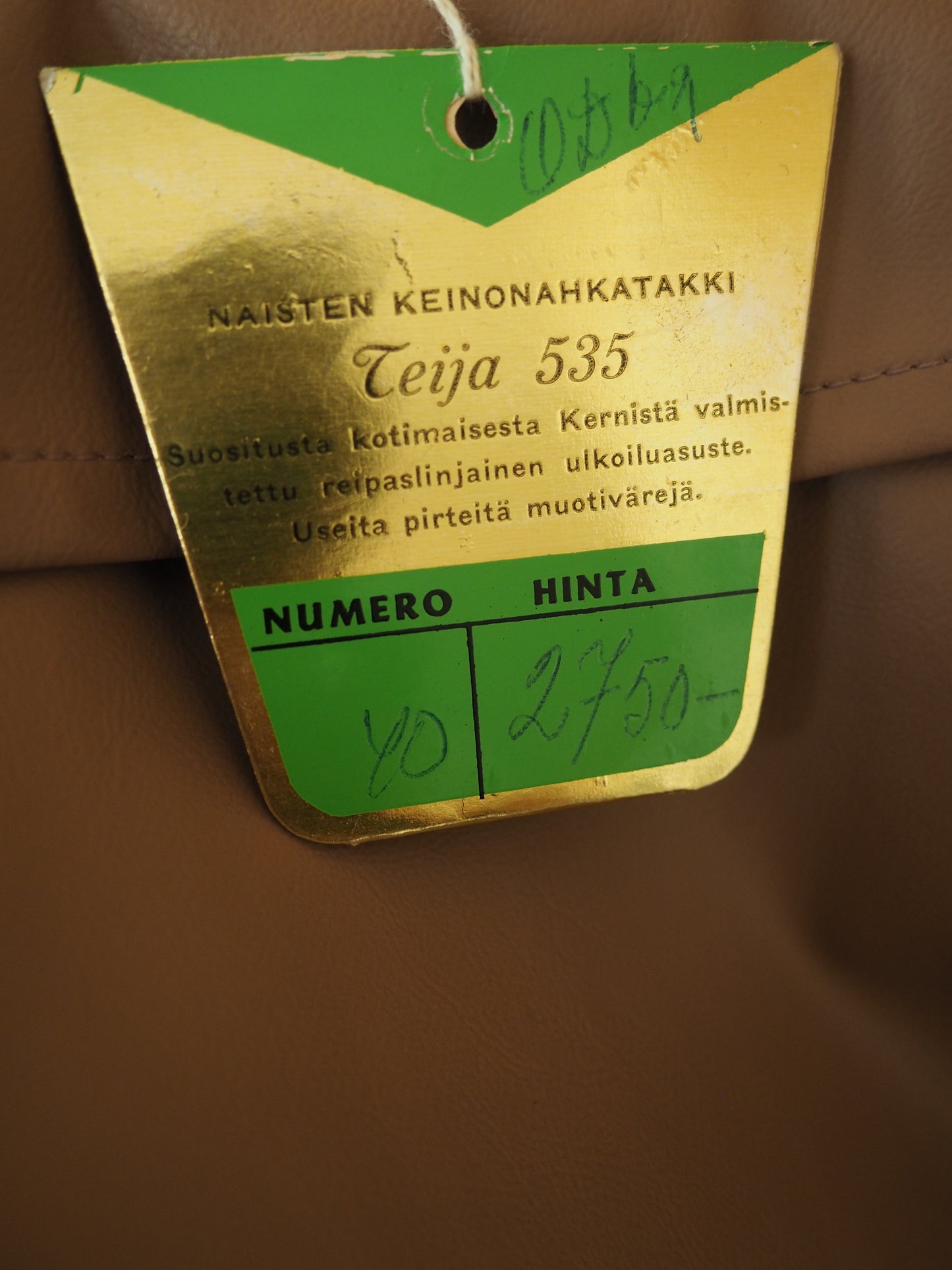 Vaaleanruskea kernitakki käyttämätöntä vanhaa varastoa