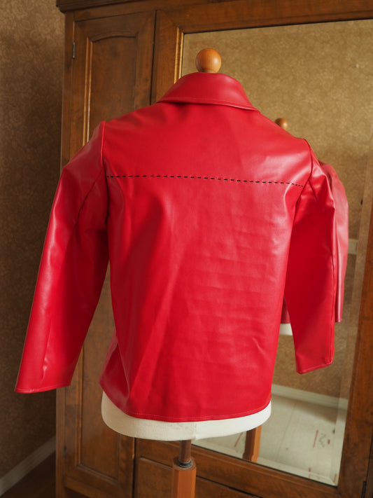 Punainen kernitakki käyttämätöntä vanhaa varastoa