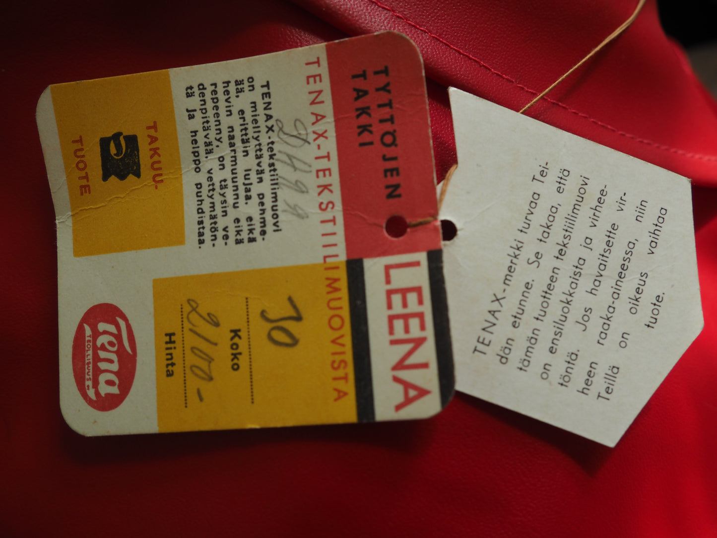 Punainen kernitakki käyttämätöntä vanhaa varastoa