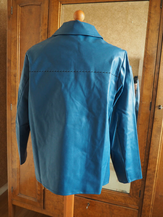 Sininen kernitakki käyttämätöntä vanhaa varastoa