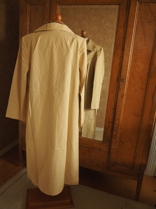 Vaaleankeltainen raidallinen pitkä popliinitakki, käyttämätöntä vanhaa varastoa