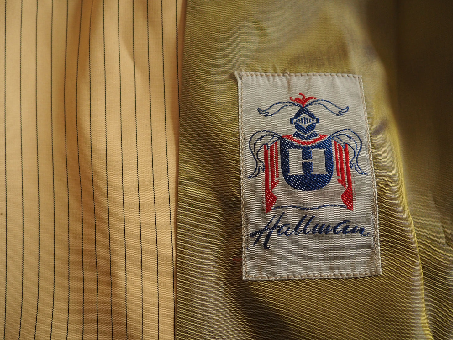 Vaaleankeltainen raidallinen pitkä popliinitakki, käyttämätöntä vanhaa varastoa