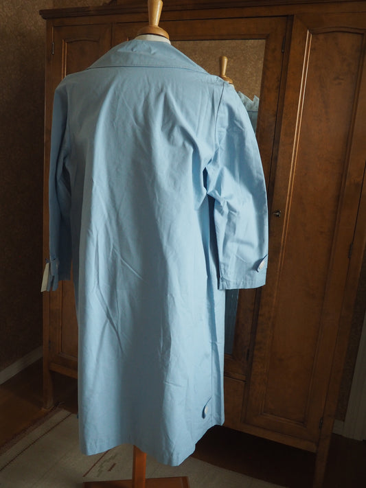 Vaaleansininen pitkä popliinitakki, käyttämätöntä vanhaa varastoa