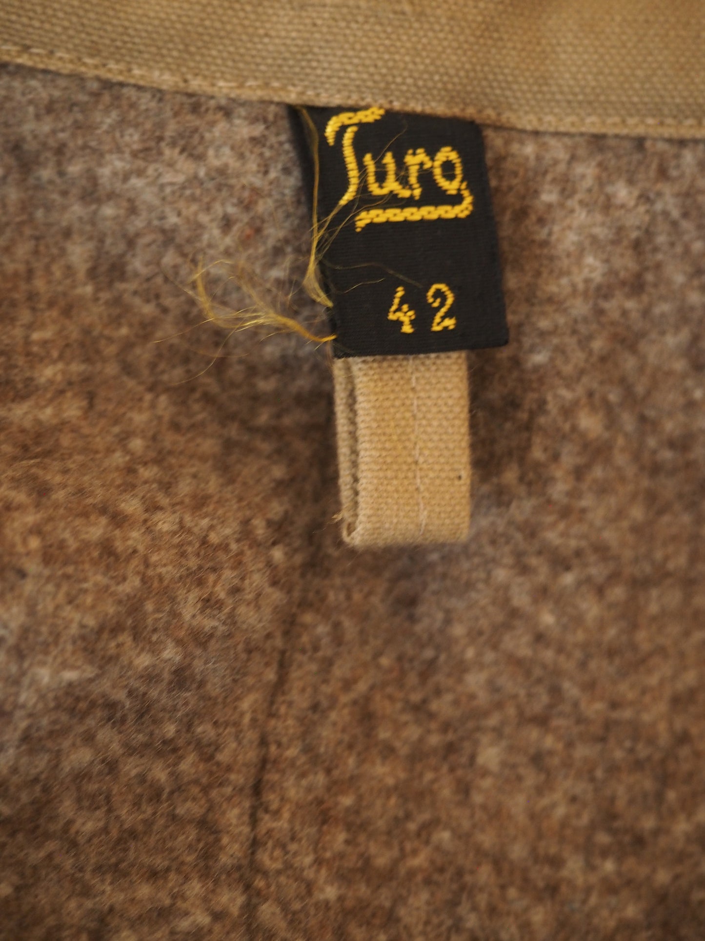 Vaaleanruskea takki, käyttämätöntä vanhaa varastoa