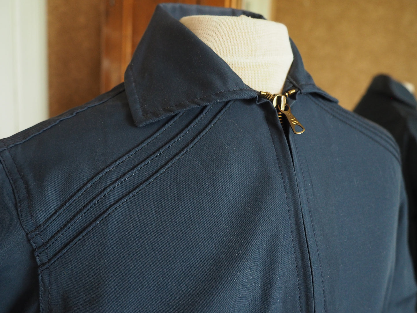 Tummansininen Masto-tuotteen Osmo-takki, käyttämätöntä vanhaa varastoa