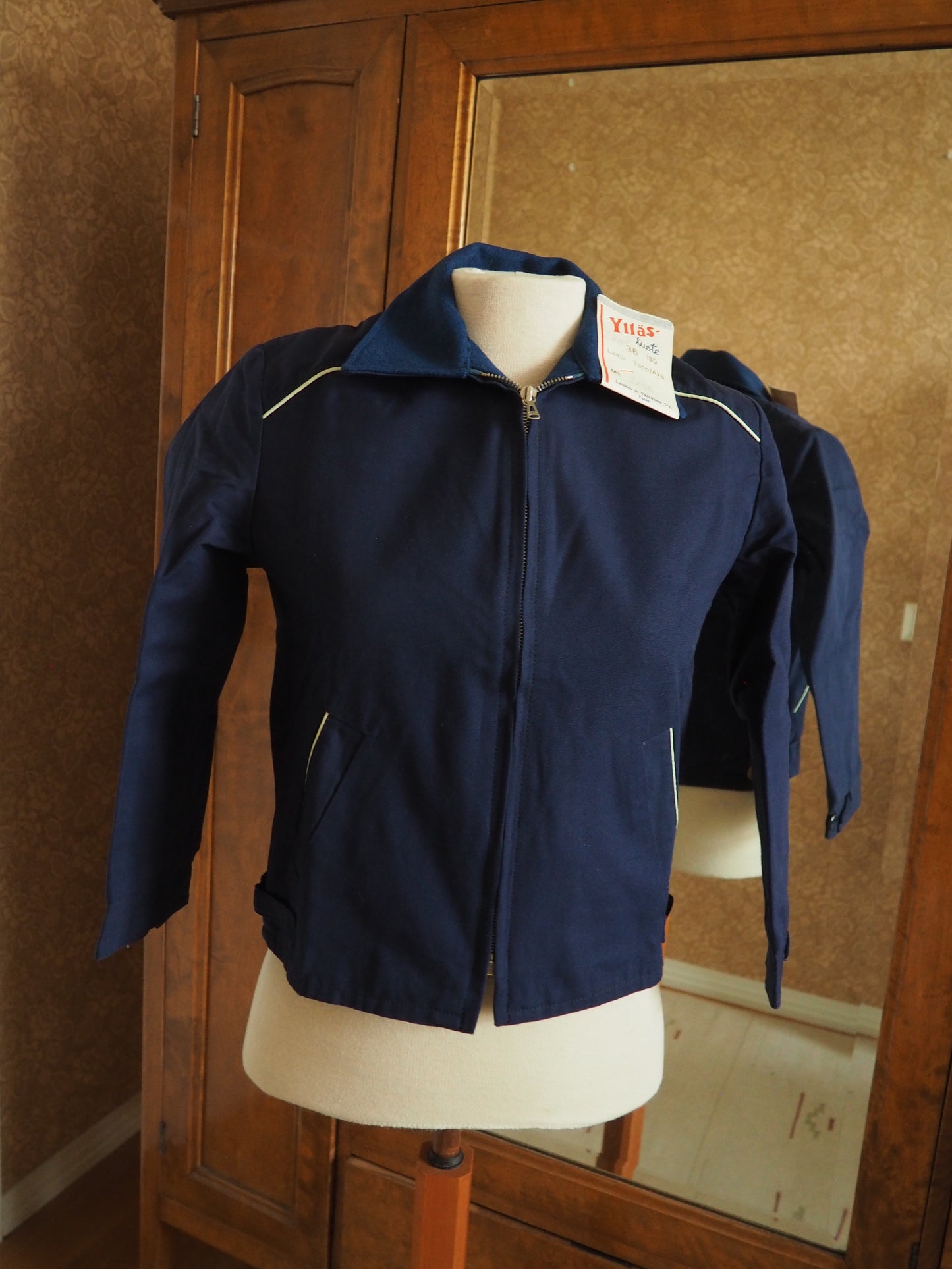 Tummansininen Ylläs-tuotteen Teno/Aka takki, käyttämätöntä vanhaa varastoa