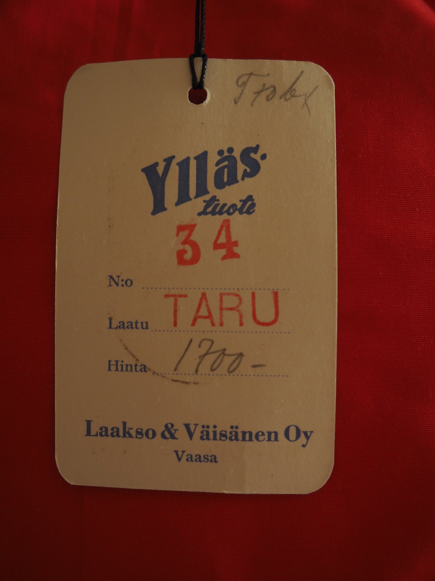 Punainen Ylläs-tuotteen Taru takki, käyttämätöntä vanhaa varastoa