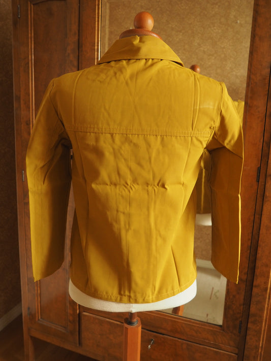 Keltainen Ylläs-tuotteen Taru takki, käyttämätöntä vanhaa varastoa