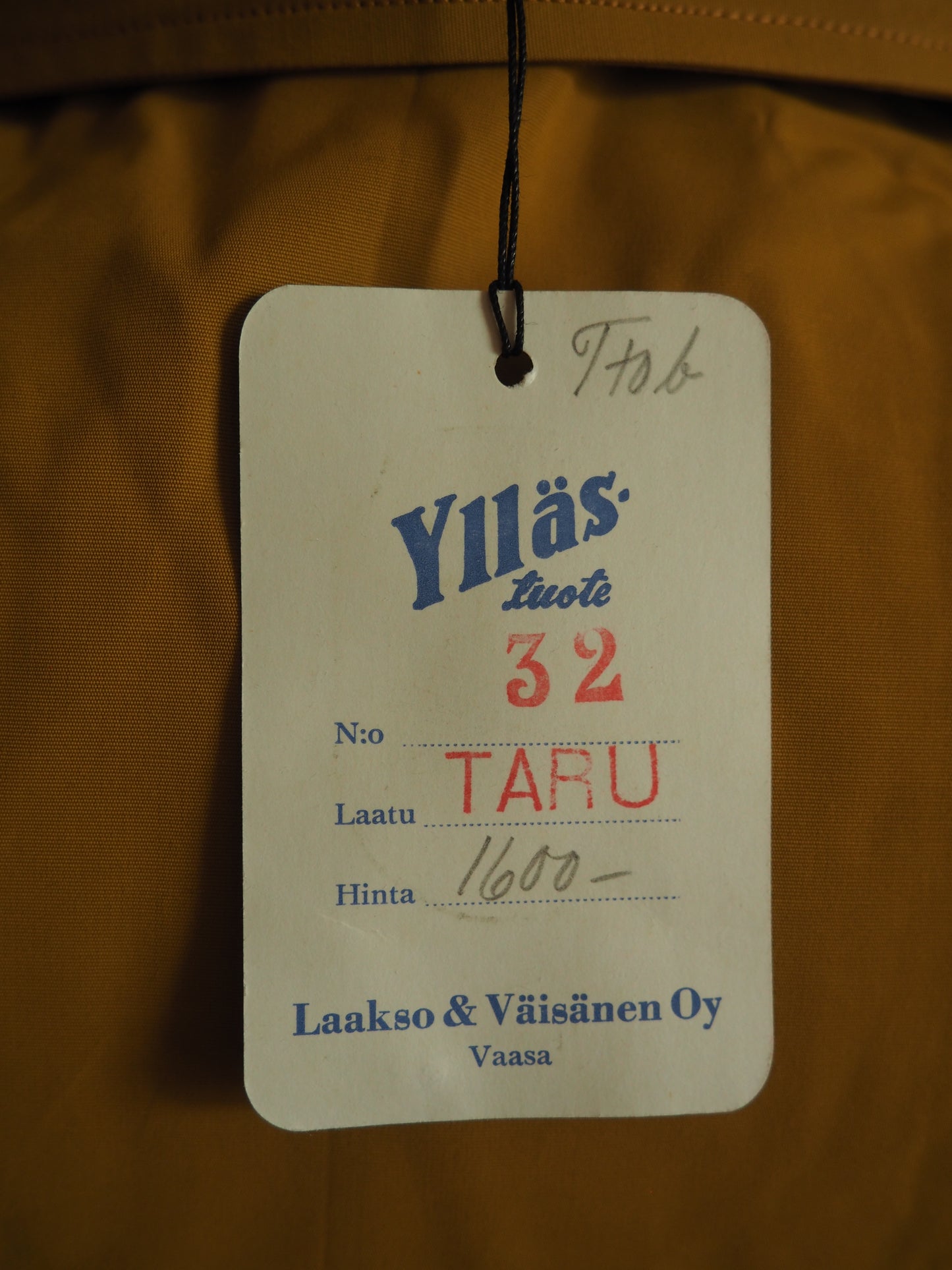 Keltainen Ylläs-tuotteen Taru takki, käyttämätöntä vanhaa varastoa