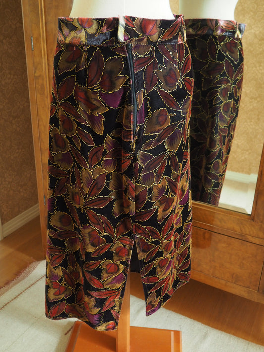 Monivärinen kuviollinen sametti hame