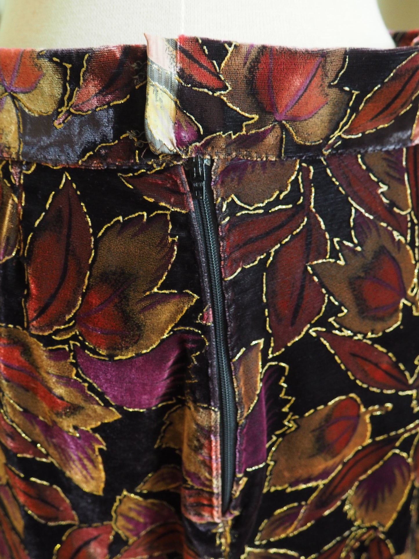 Monivärinen kuviollinen sametti hame