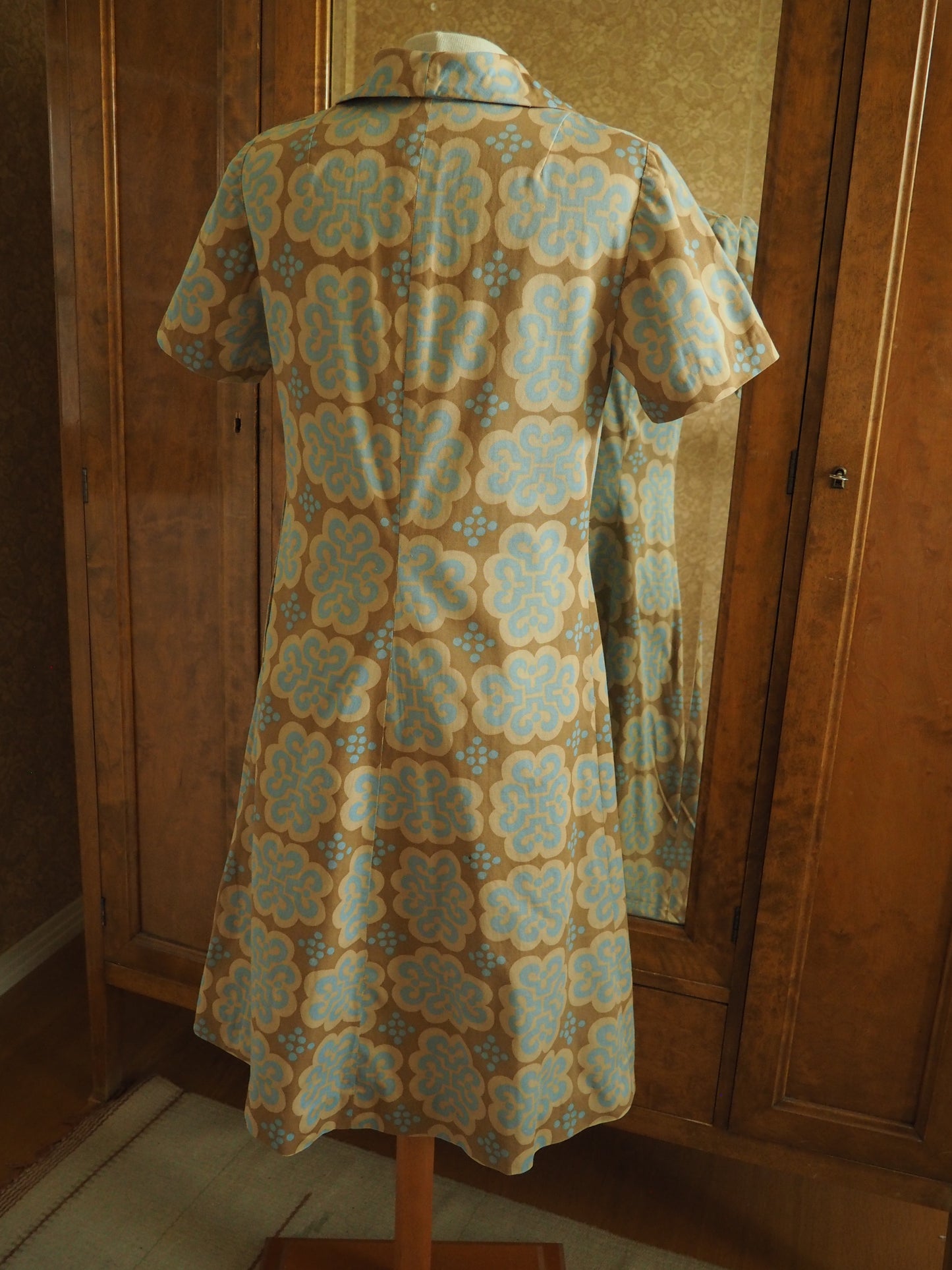 Vaalea monivärinen kuviollinen nyörimekko