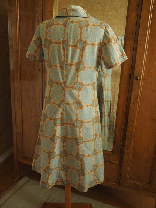 Vaalea monivärinen kuviollinen nyörimekko