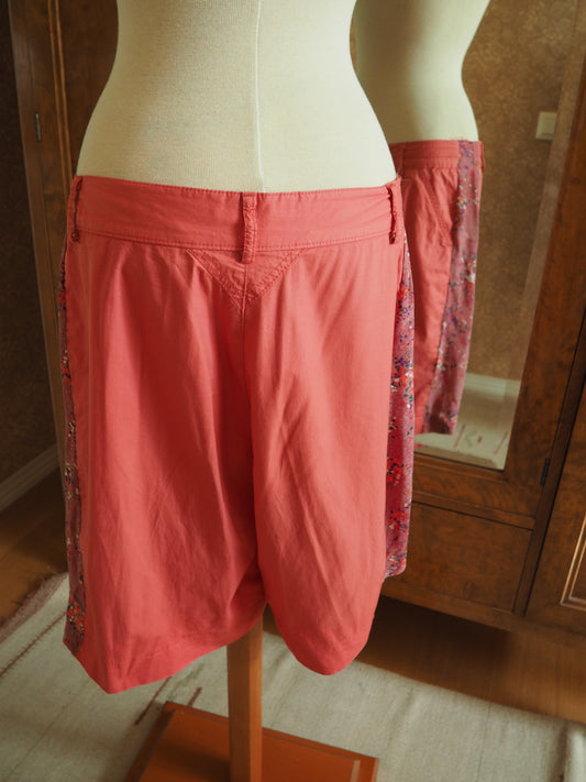 Korallin väriset raitakoristeiset Luhdan shortsit
