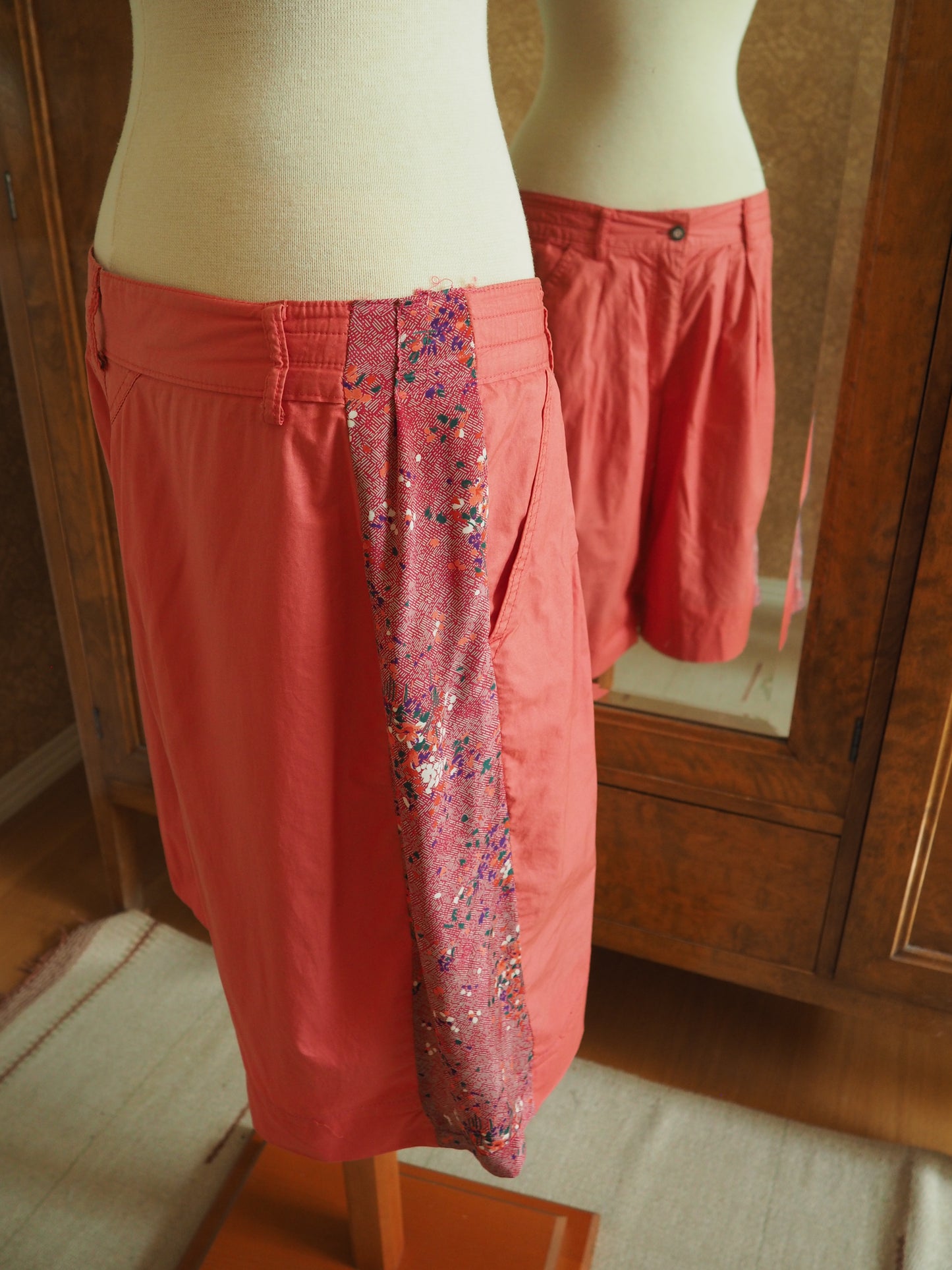 Korallin väriset raitakoristeiset Luhdan shortsit