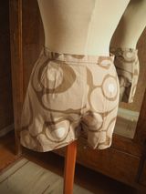 Vaaleat kuviolliset shortsit