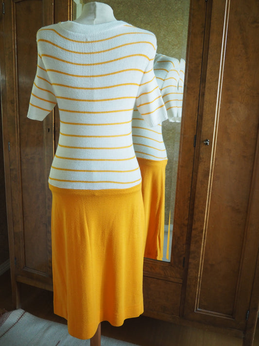 Raidallinen keltainen neulemekko, käyttämätöntä vanhaa varastoa