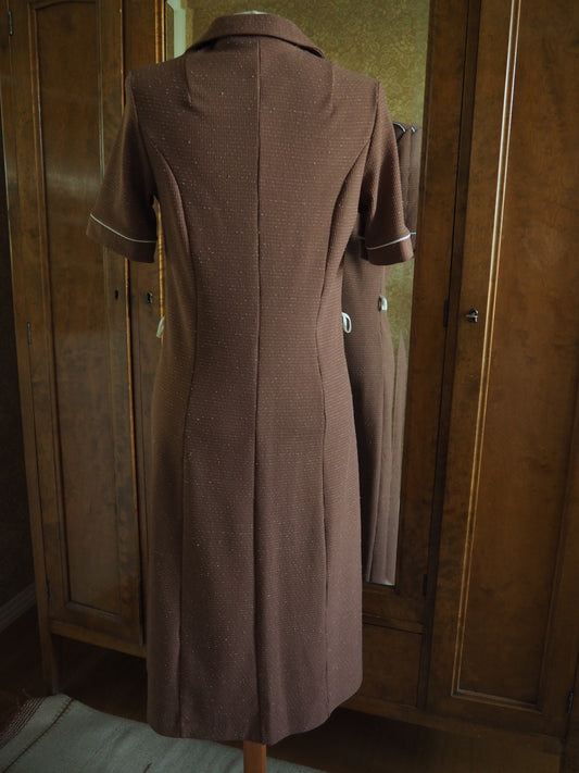 Ruskea Carolin Muoti-Hovin Arlette mekko, käyttämätöntä vanhaa varastoa