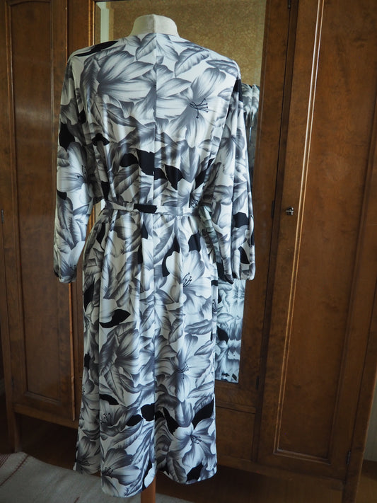 Harmaan sävyinen kukkakuviollinen mekko, käyttämätöntä vanhaa varastoa