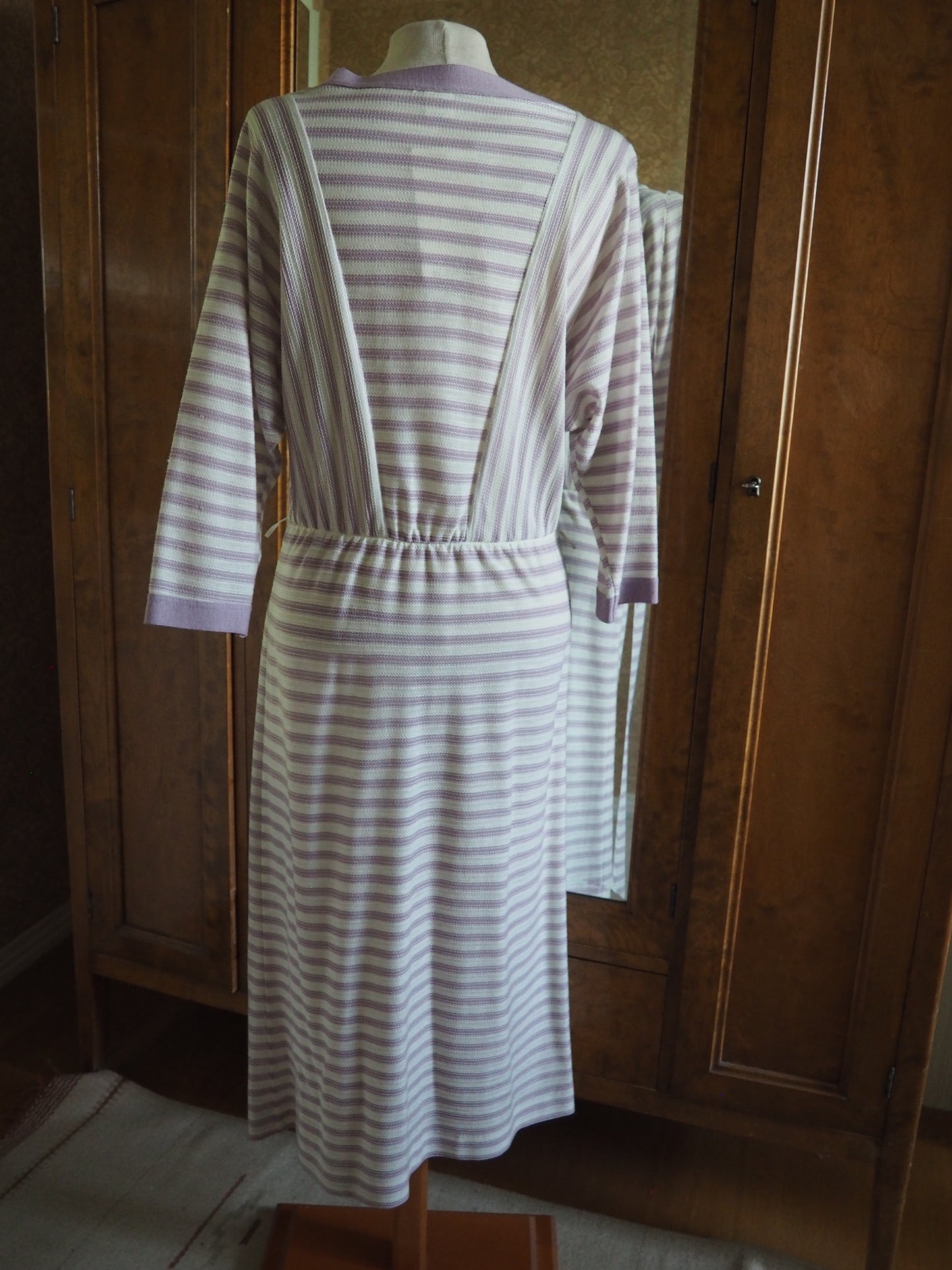 Laventelin sävyinen raidallinen Oravaisten tehtaan mekko, käyttämätöntä vanhaa varastoa