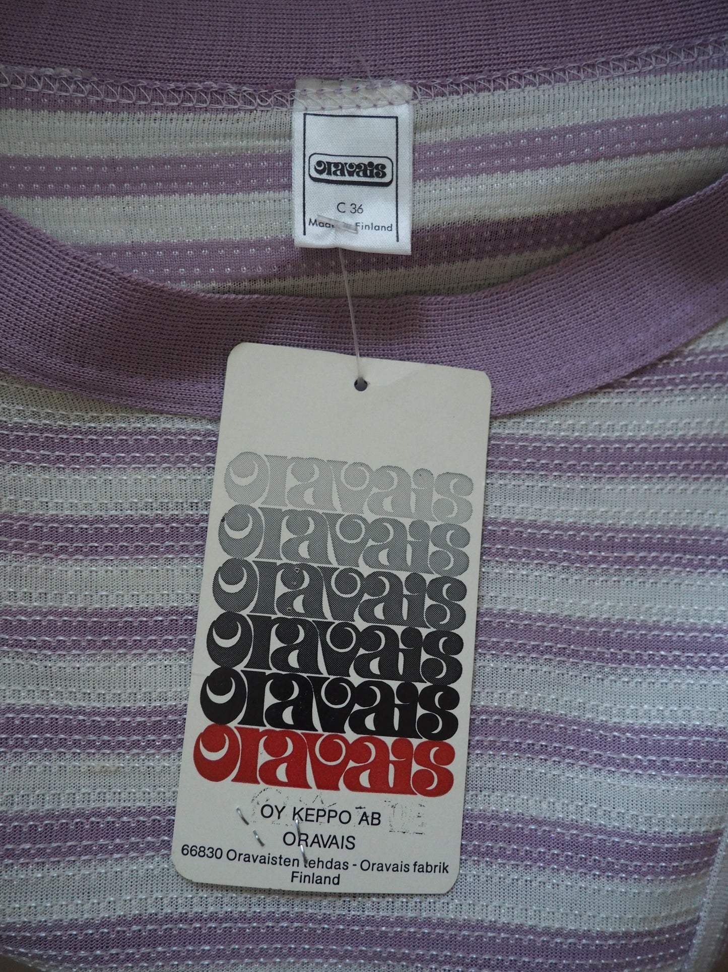 Laventelin sävyinen raidallinen Oravaisten tehtaan mekko, käyttämätöntä vanhaa varastoa