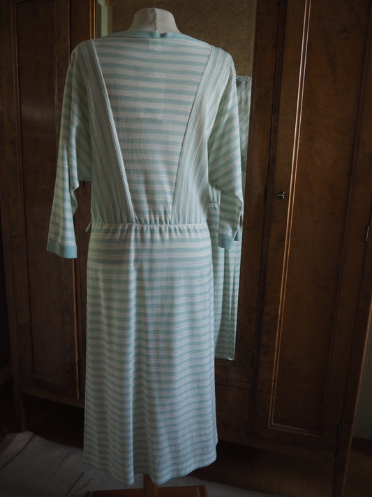 Vaaleanvihreä raidallinen Oravaisten tehtaan mekko, käyttämätöntä vanhaa varastoa