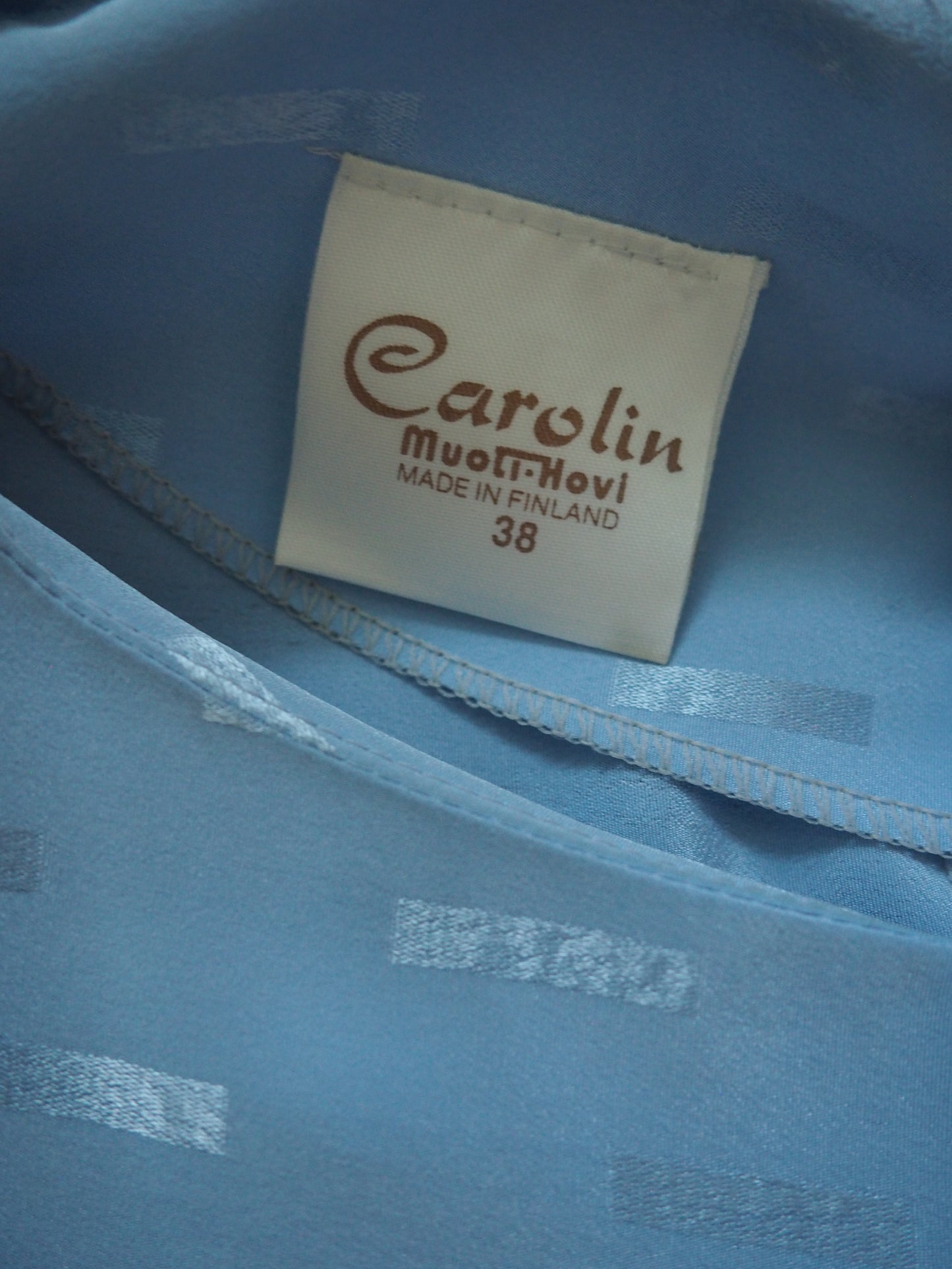 Vaaleansininen kuviollinen Carolin Muoti-Hovin mekko, käyttämätöntä vanhaa varastoa