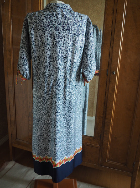 Sininen kuviollinen Carolin Muoti-Hovin mekko, käyttämätöntä vanhaa varastoa