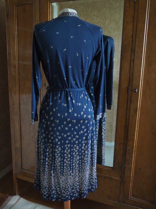 Tummansininen kukkakuviollinen Mekkomarjan mekko, käyttämätöntä vanhaa varastoa