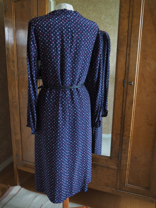 Tummansininen kuviollinen Carolin Muoti-Hovin mekko, käyttämätöntä vanhaa varastoa