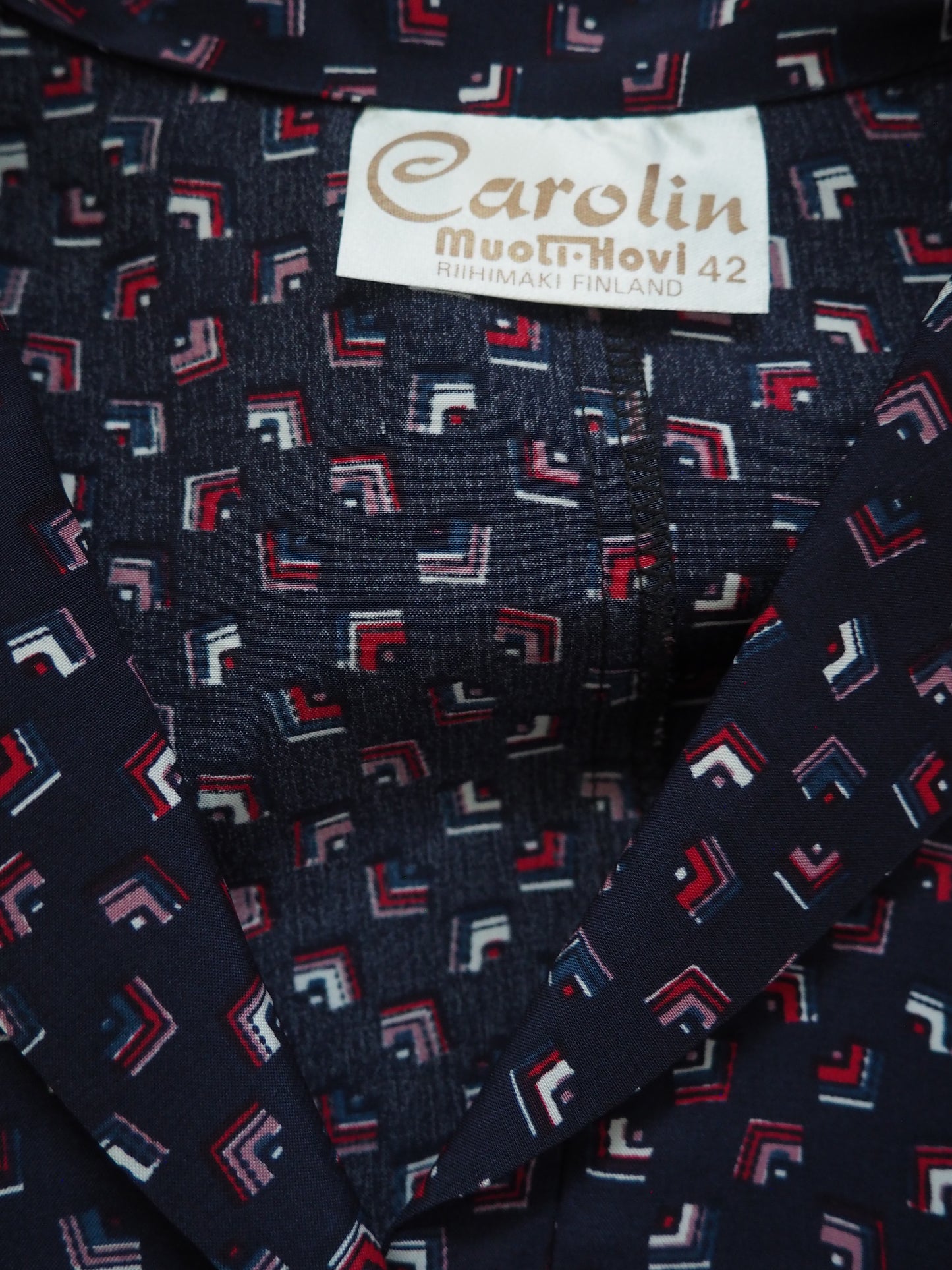 Tummansininen kuviollinen Carolin Muoti-Hovin mekko, käyttämätöntä vanhaa varastoa